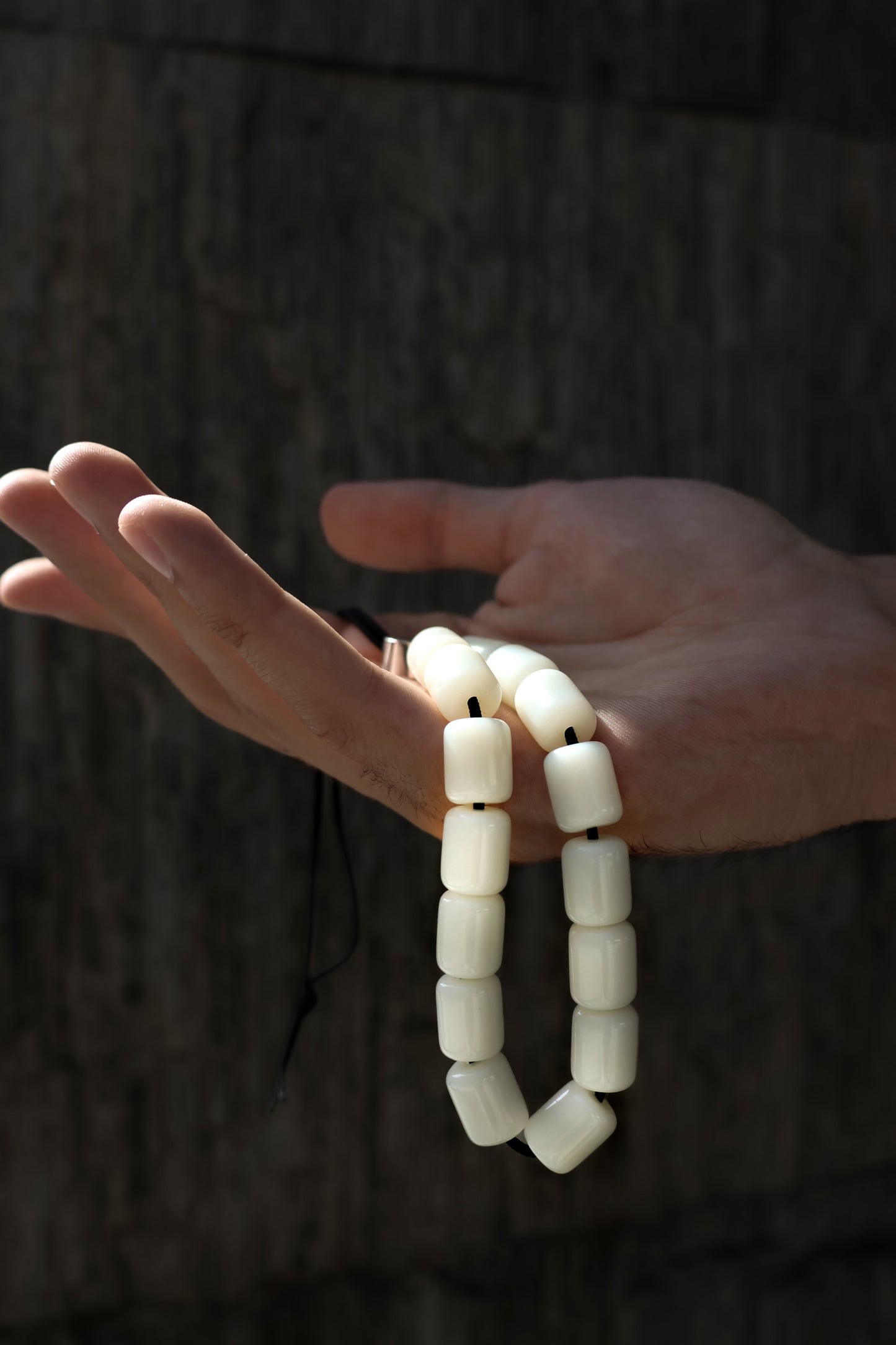 Accessoire antistress blanc ivoire KOBOLOÏ pose sur main. Crédit: Hakim Agostini