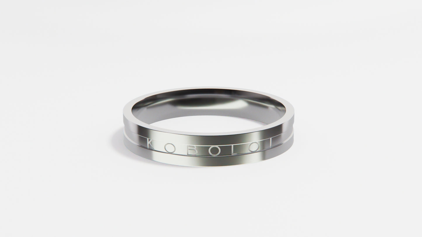 Bague KOBOLOÏ monogramme gravé pour Homme sur fond blanc. Crédit: Grégory Bergot