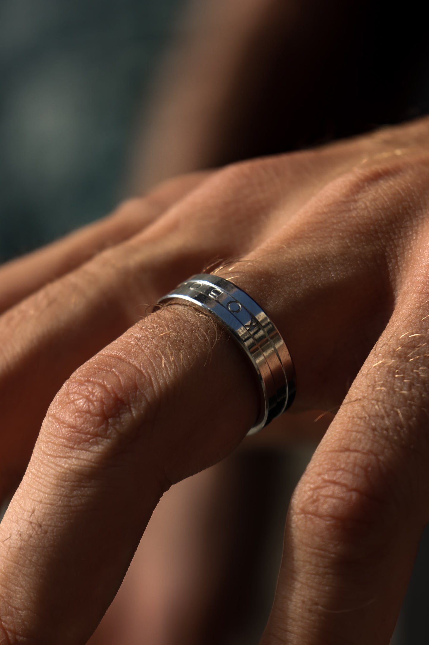 Modèle portant la Bague KOBOLOÏ avec monogramme gravé pour homme. Crédit: Hakim Agostini