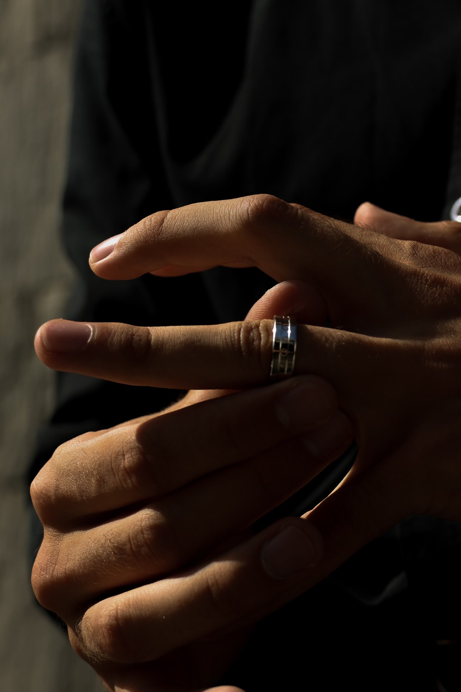 Modèle portant la Bague KOBOLOÏ avec monogramme gravé pour homme en plan rapproché. Crédit: Hakim Agostini